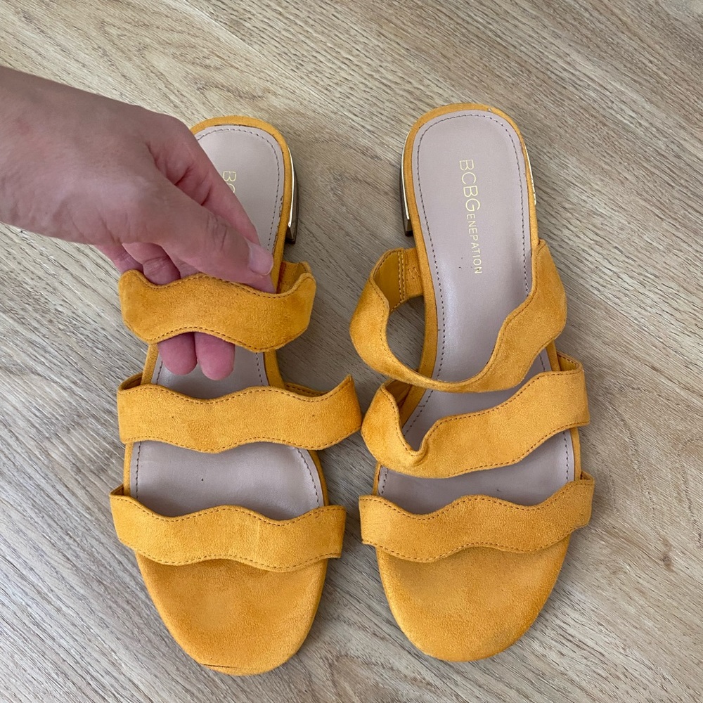 BCBG SUEDE MUSTARD SANDALS 7.5